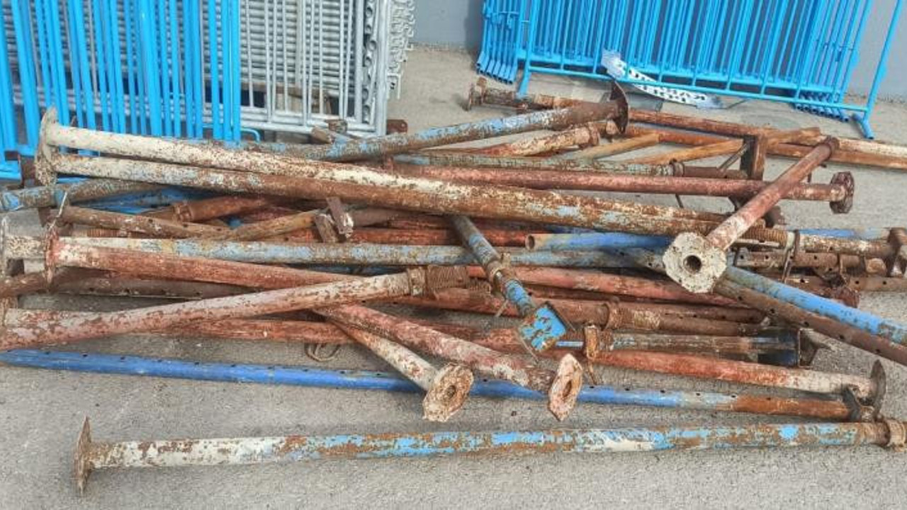 Öğrenci yurdunun inşaatından demir çalarken yakalandılar