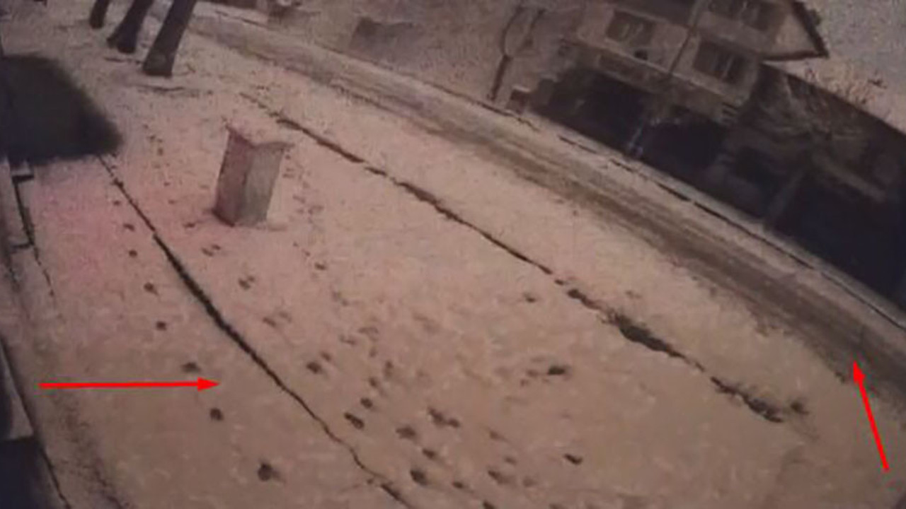 Depremde yolun yarılma anı güvenlik kamerasında