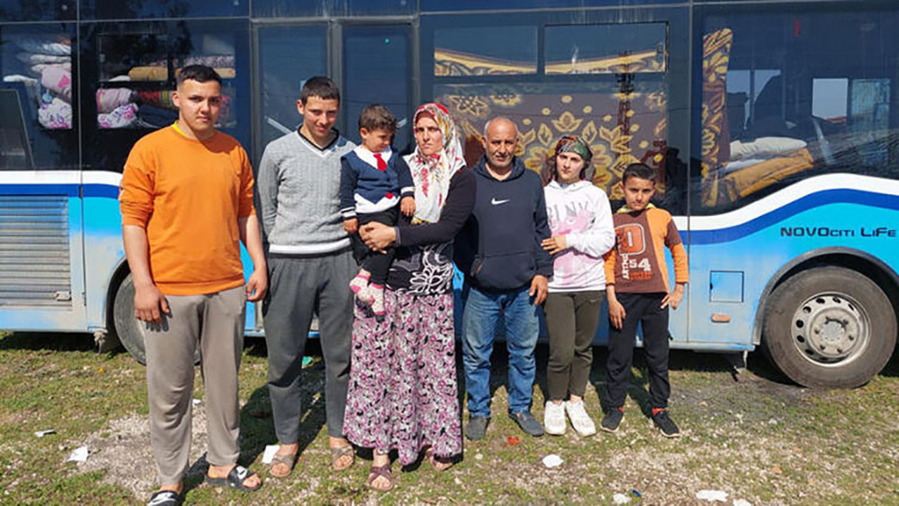 Ekmek teknesi depremden sonra 'evi' oldu