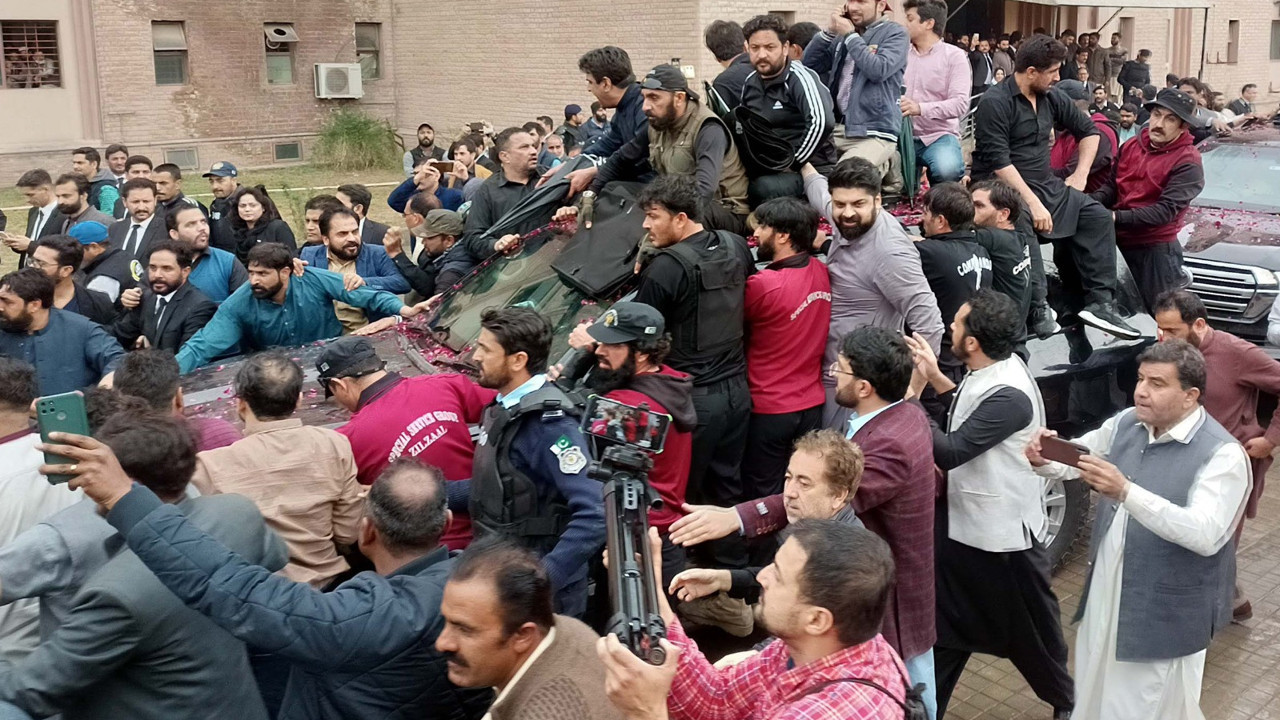 Pakistan’ın eski başbakanı için tutuklama emri çıkarıldı