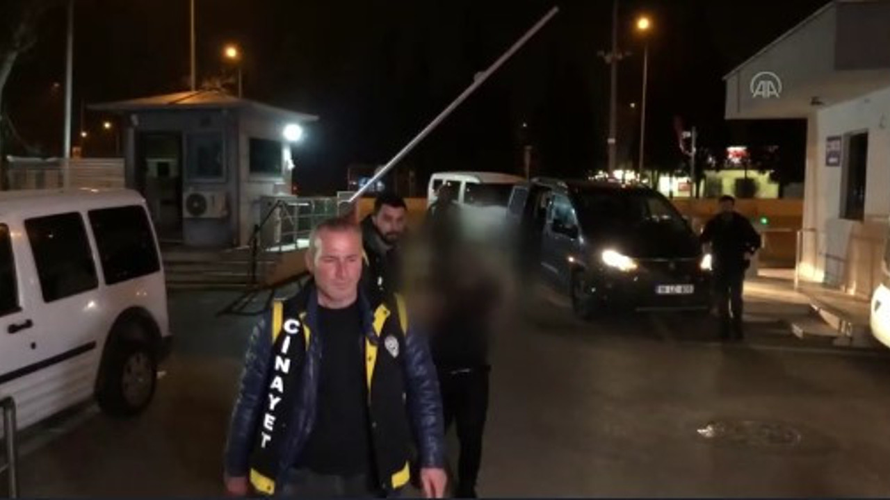 İki arkadaşını silahla öldürdü