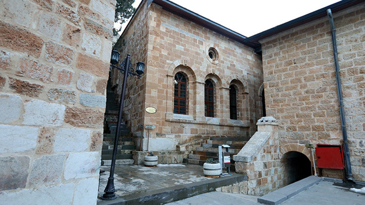 Tarihi yapı depremi hasarsız atlattı