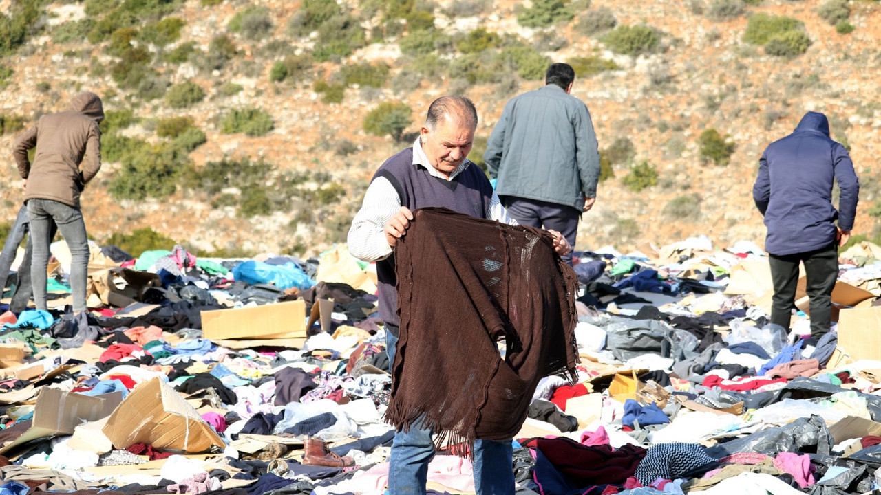Depremzedelere giden binlerce kıyafet Hatay'da yola atıldı. Büyük ayıp