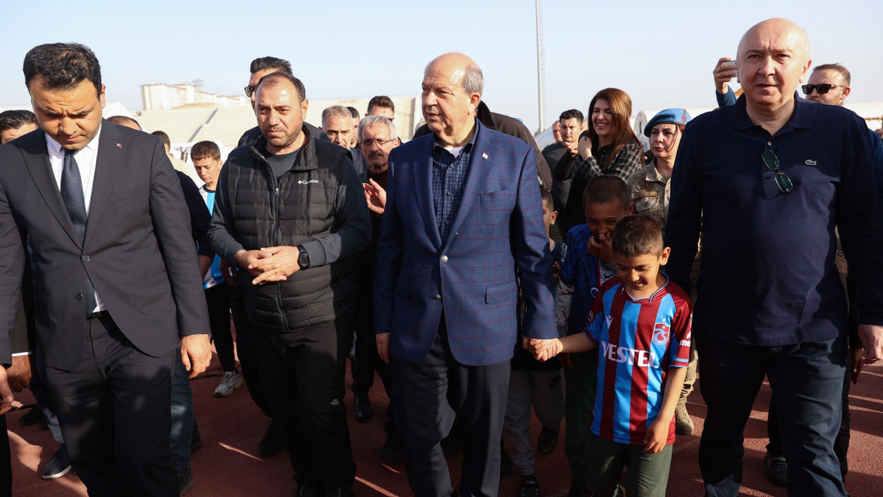 KKTC Cumhurbaşkanı Ersin Tatar depremzedeleri ziyaret etti