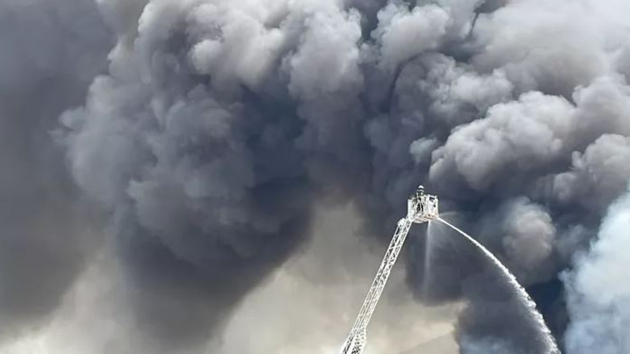 İzmir'de geri dönüşüm tesisinde çıkan yangın kontrol altına alındı