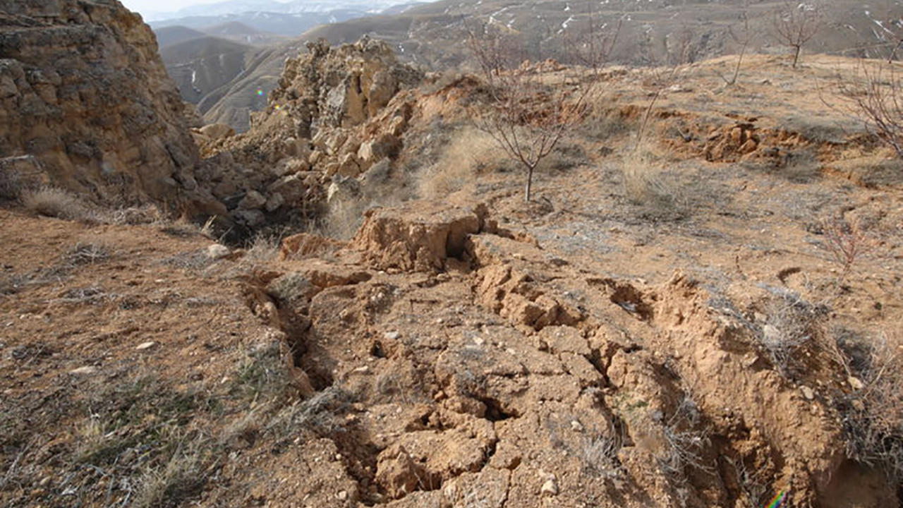 Depremlerde Malatya'da yarıklar oluştu