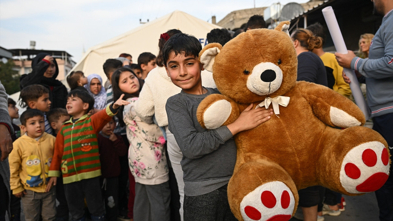 Beşiktaş taraftarının sahaya attığı oyuncaklar yerine ulaştı. Çocukların yüzü güldü