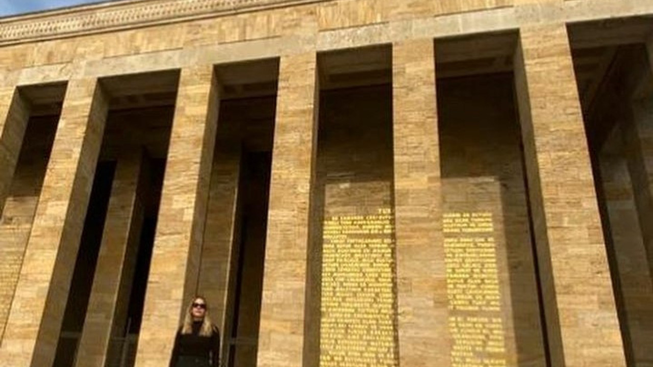 Yasak Elma'nın Yıldız'ı Eda Ece Anıtkabir'den paylaştı. "Gözyaşlarımı tutamadım"