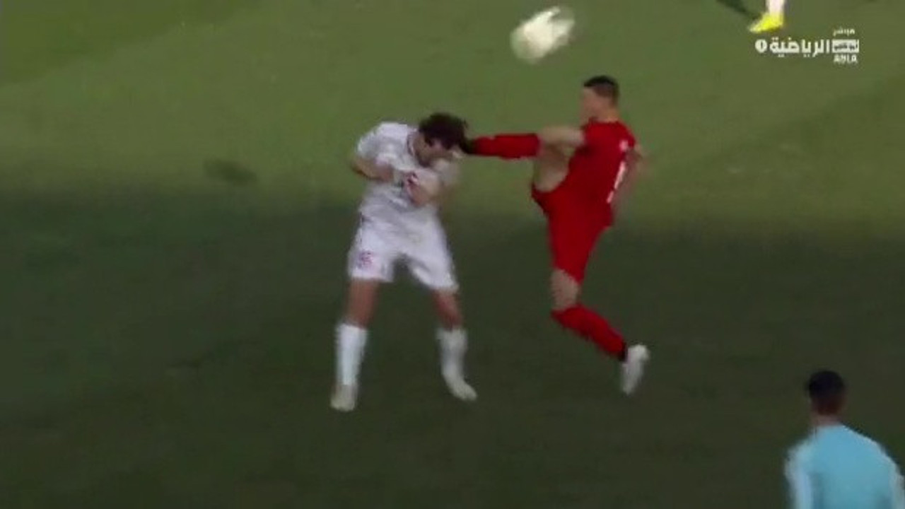 Ürdünlü futbolcu maç başlar başlamaz rakibine tekme attı. Sosyal medyada tepkileri üzerine çekti