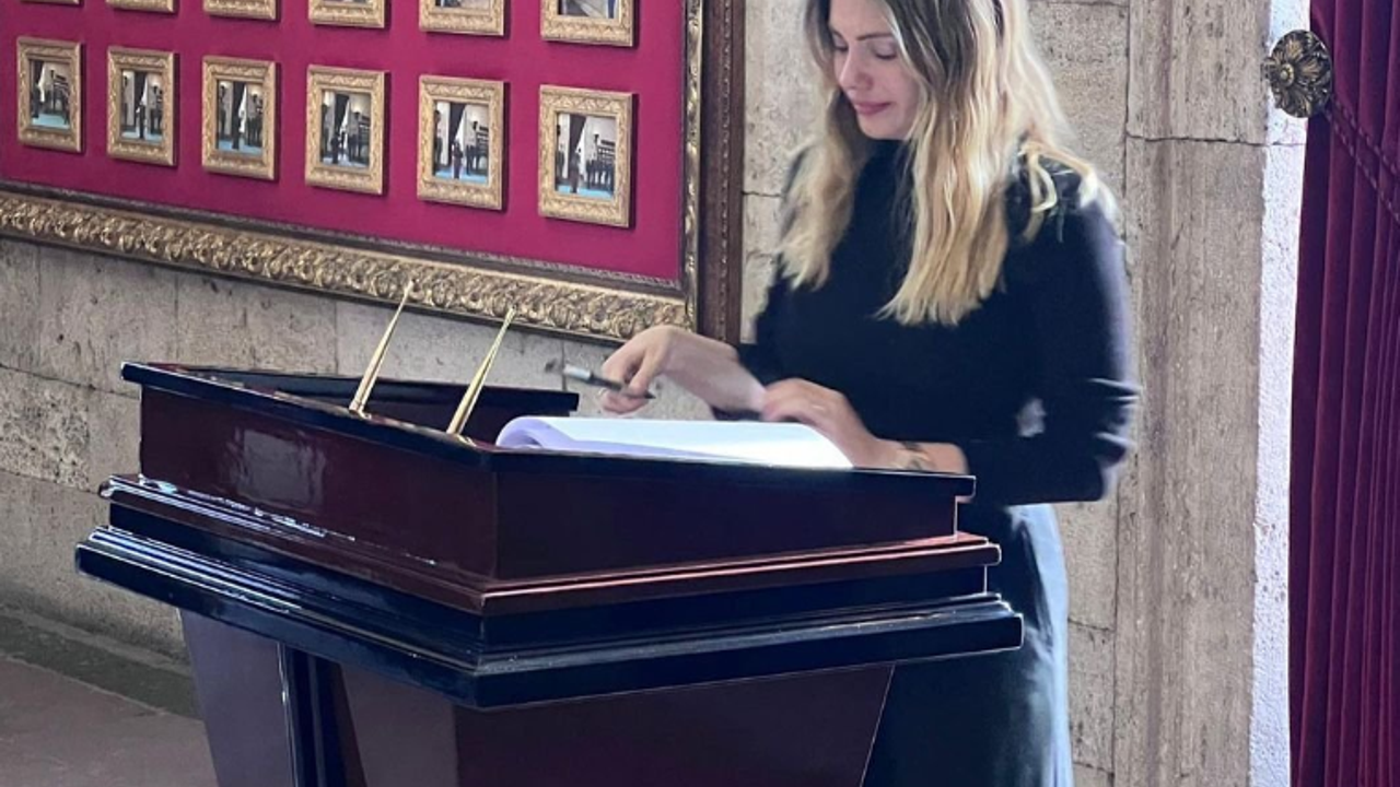 Ünlü sanatçı Anıtkabir'de gözyaşlarına boğuldu