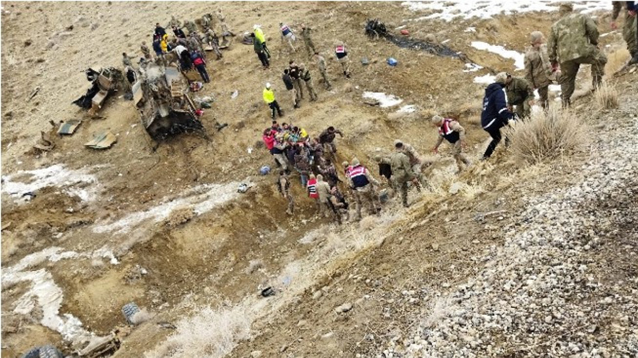 Van'da askeri araç devrildi: Yaralılar var (03 Mart 2023)