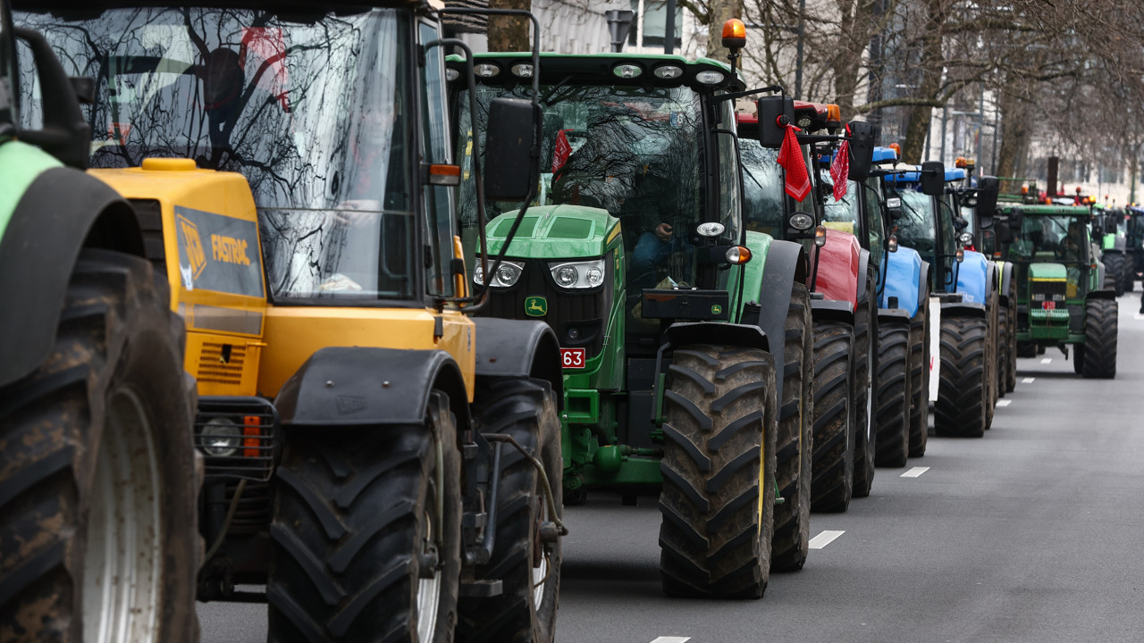Brüksel'de çiftçilerden traktörlü protesto