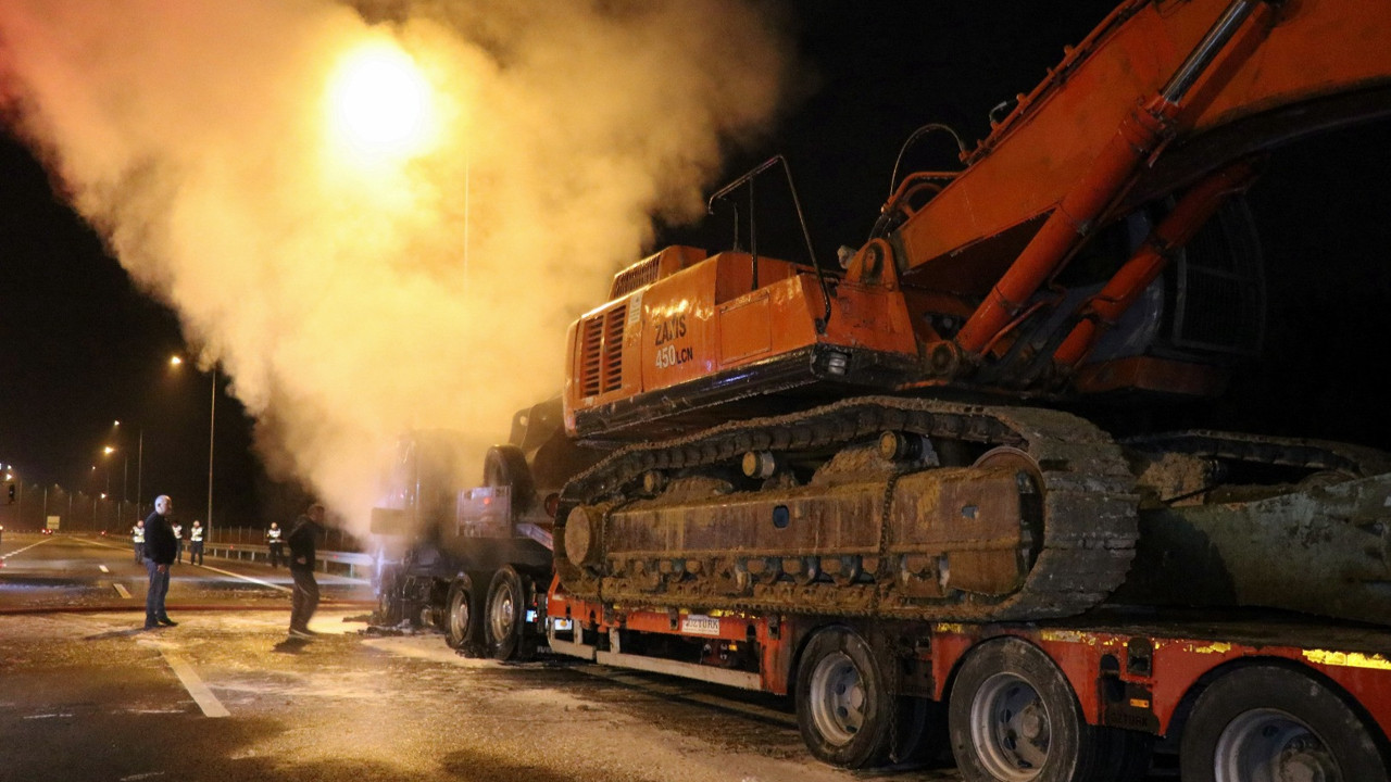 Deprem bölgesine iş makinası taşıyan TIR alevlere teslim oldu