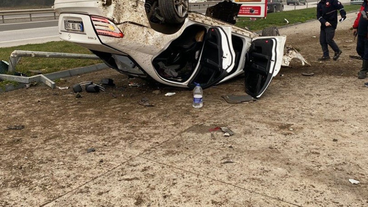 Takla atan lüks otomobil hurdaya döndü: 1 ölü, 1 yaralı