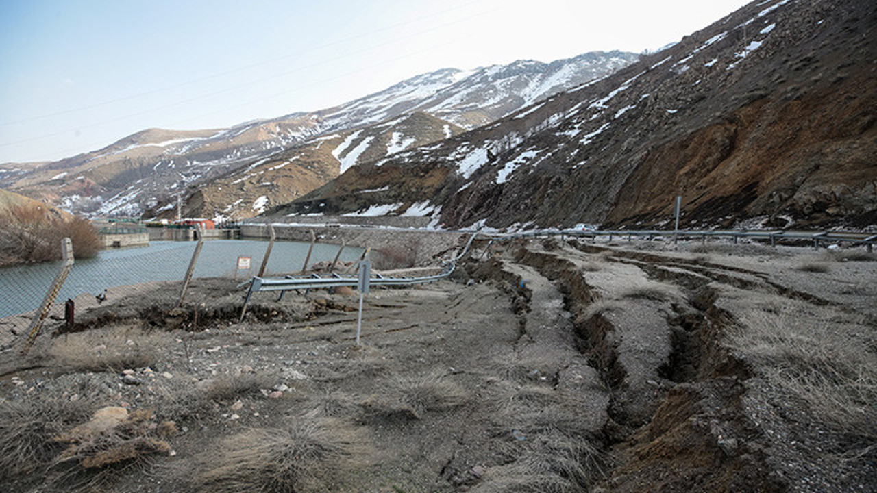 Depremler Adıyaman-Çelikhan yolunda çökertti