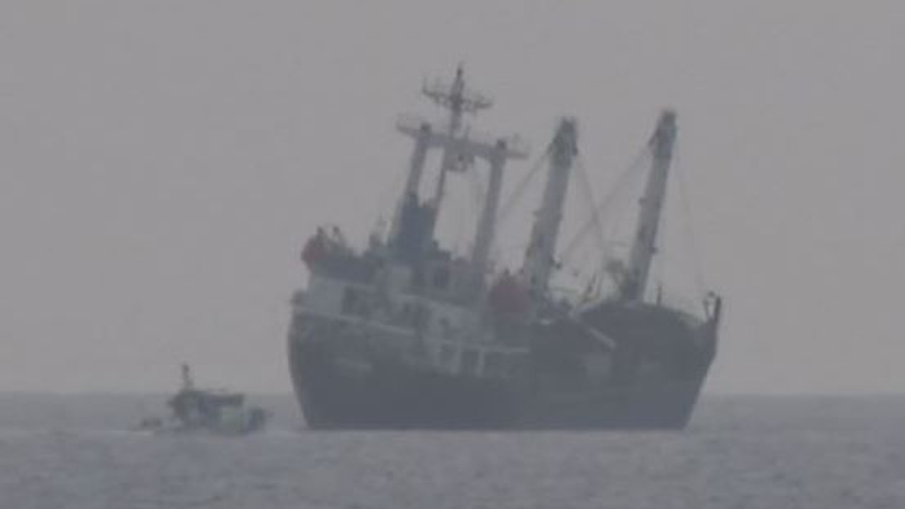 Mürettebat can yeleklerini giydi. Dev yük gemisi yan yattı