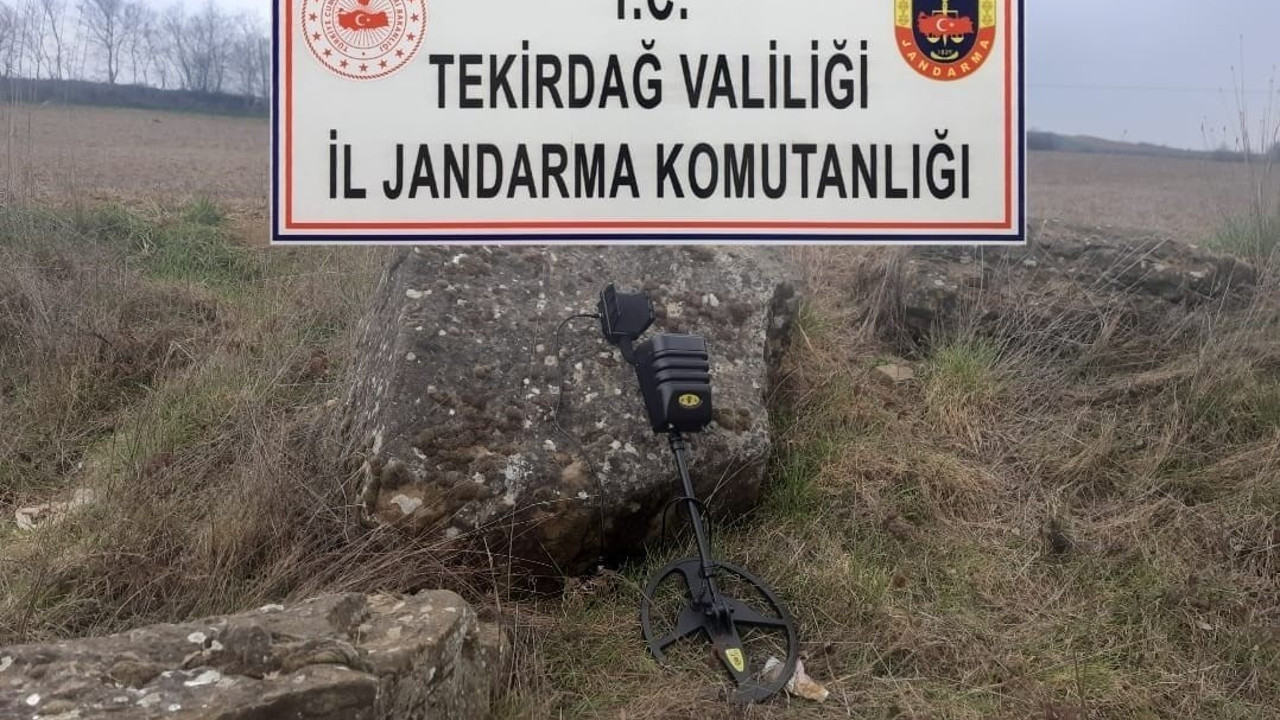 Yetkili gibi giyinip 'define' ararken kıskıvrak yakalandılar