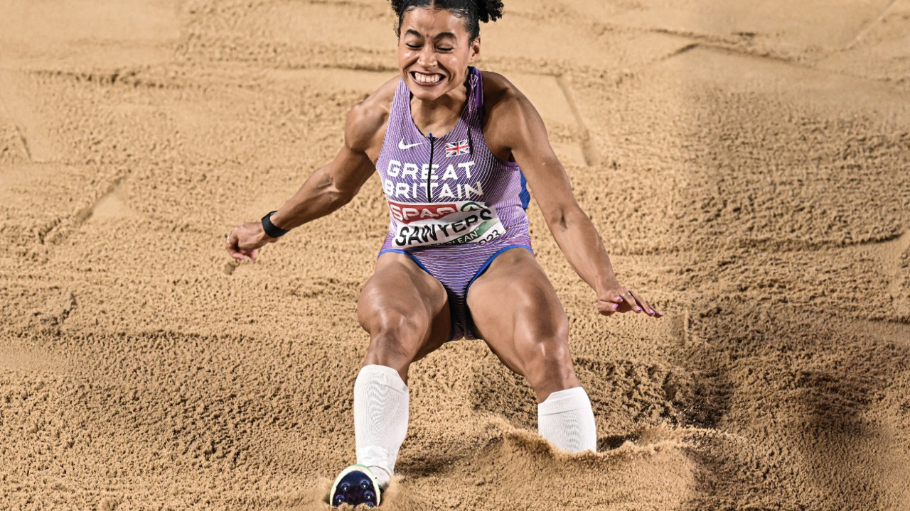 Uçtu uçtu Jazmin Sawyers uçtu