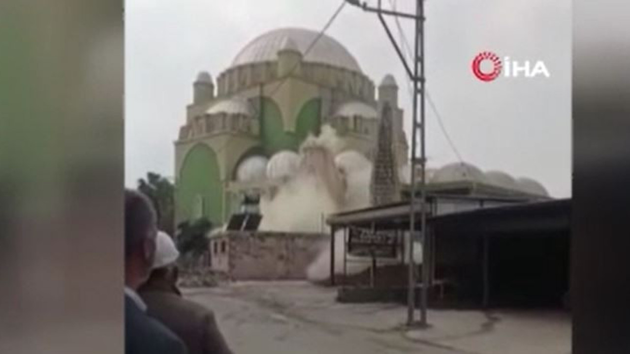 Kontrollü yıkılan minare iş yerinin üzerine düştü