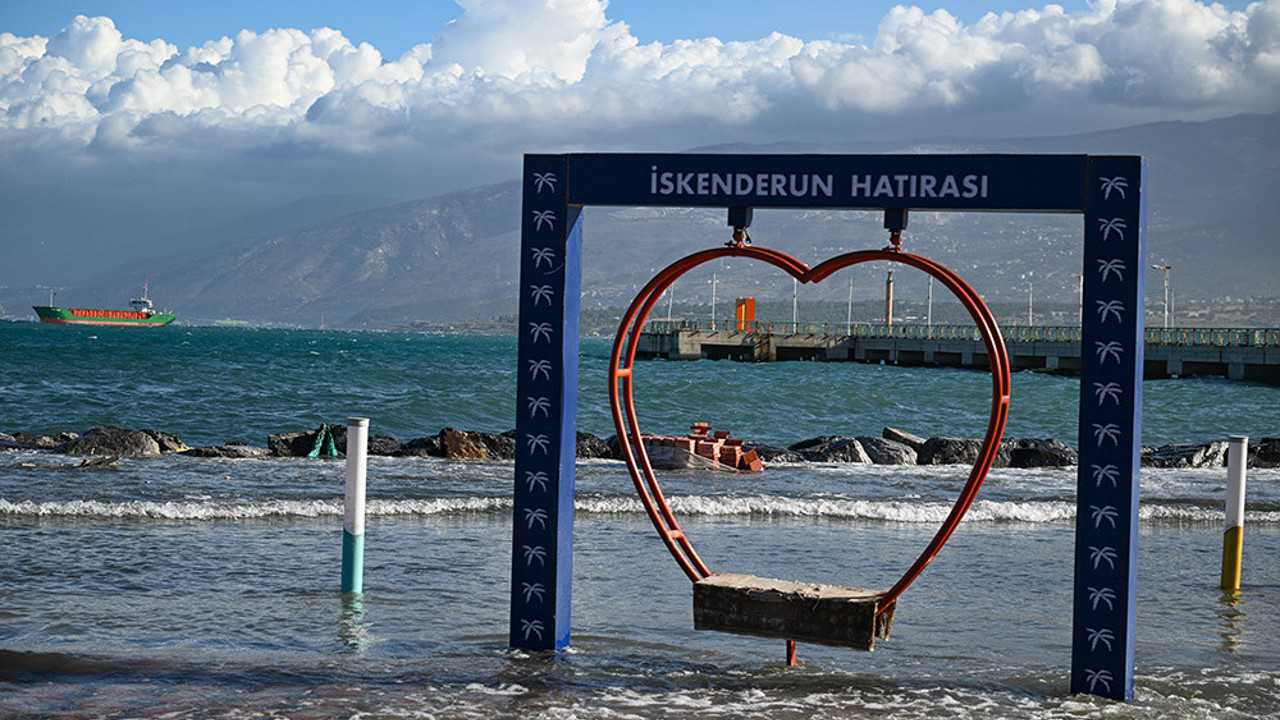İskenderun'da yükselen deniz suyu çekilmeye başladı