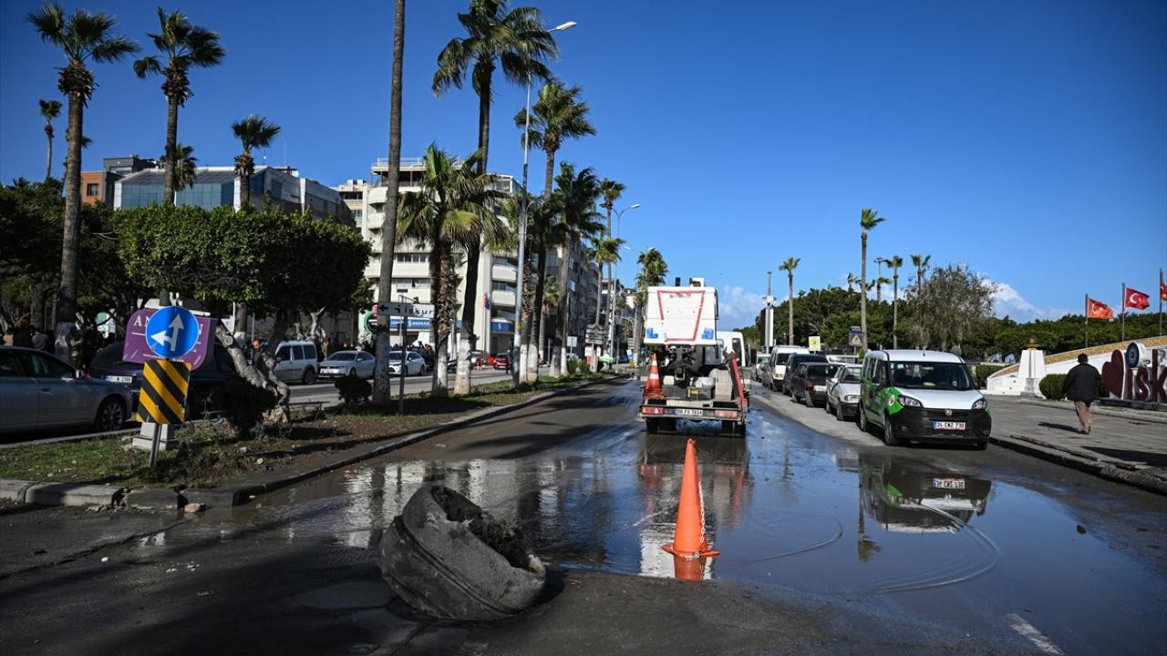 İskenderun'da lodosta yükselen deniz suyu kenden çekilmeye başladı