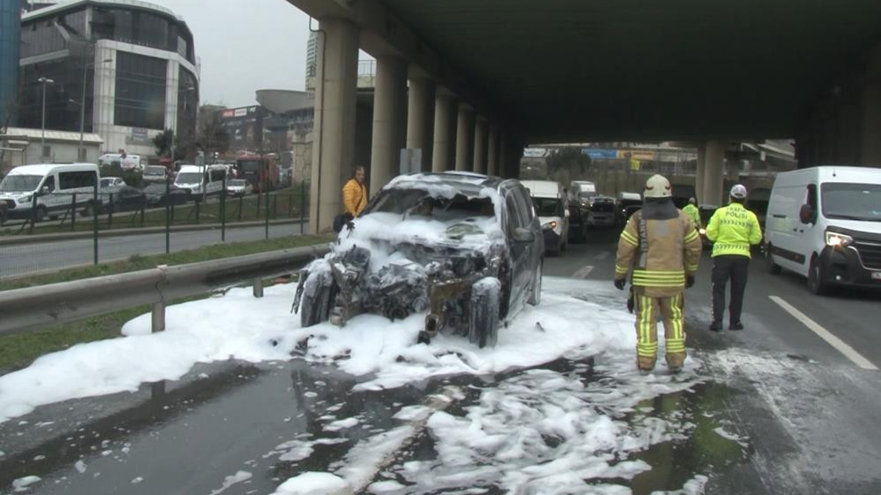 Basın Ekspres'te lüks otomobil yandı