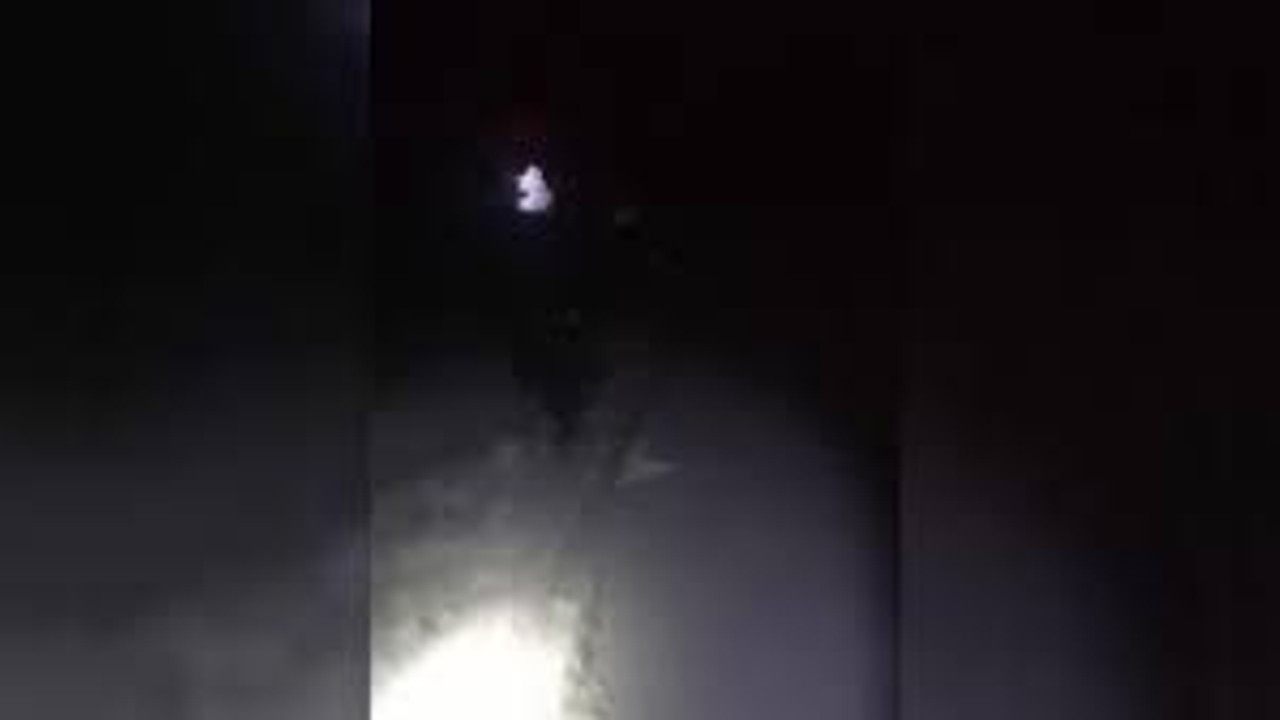 82 yaşındaki vatandaş rahatsızlanınca kardan kapanan yolda 3 kilometre kızakla taşınarak 112 ekiplerine ulaştırıldı