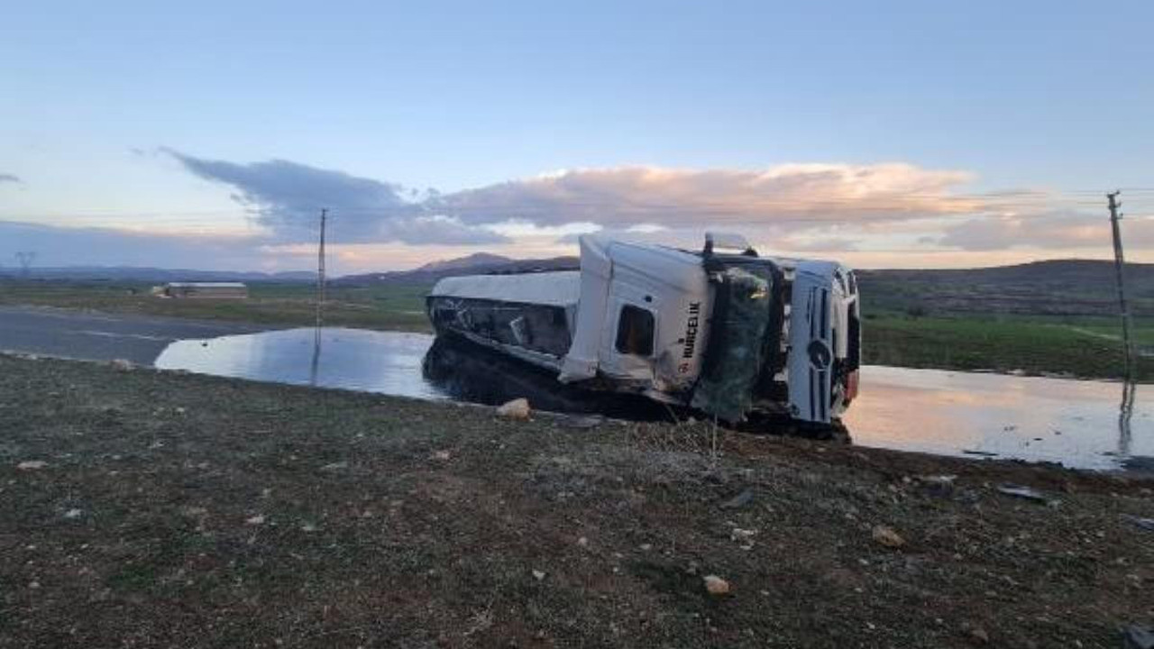 Diyarbakır'da sıcak asfalt yüklü tanker devrildi