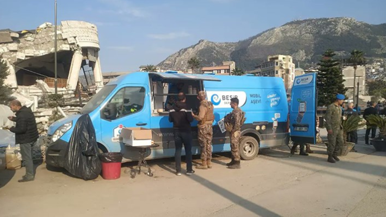 Kızılay tarikatlarla iş birliği yapmış. Deprem telaşında çadır sattığı ortaya çıkmıştı