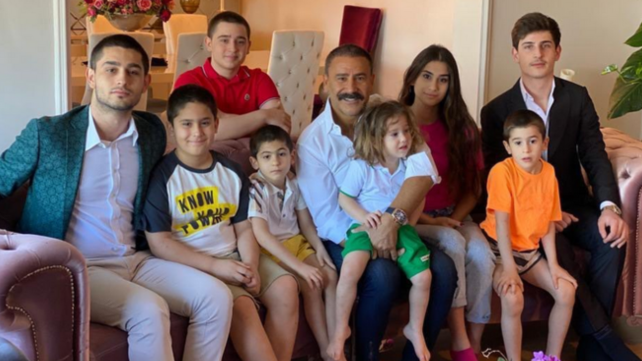 Türkücü İzzet Yıldızhan eline makineyi aldı oğlunun saçlarına daldı