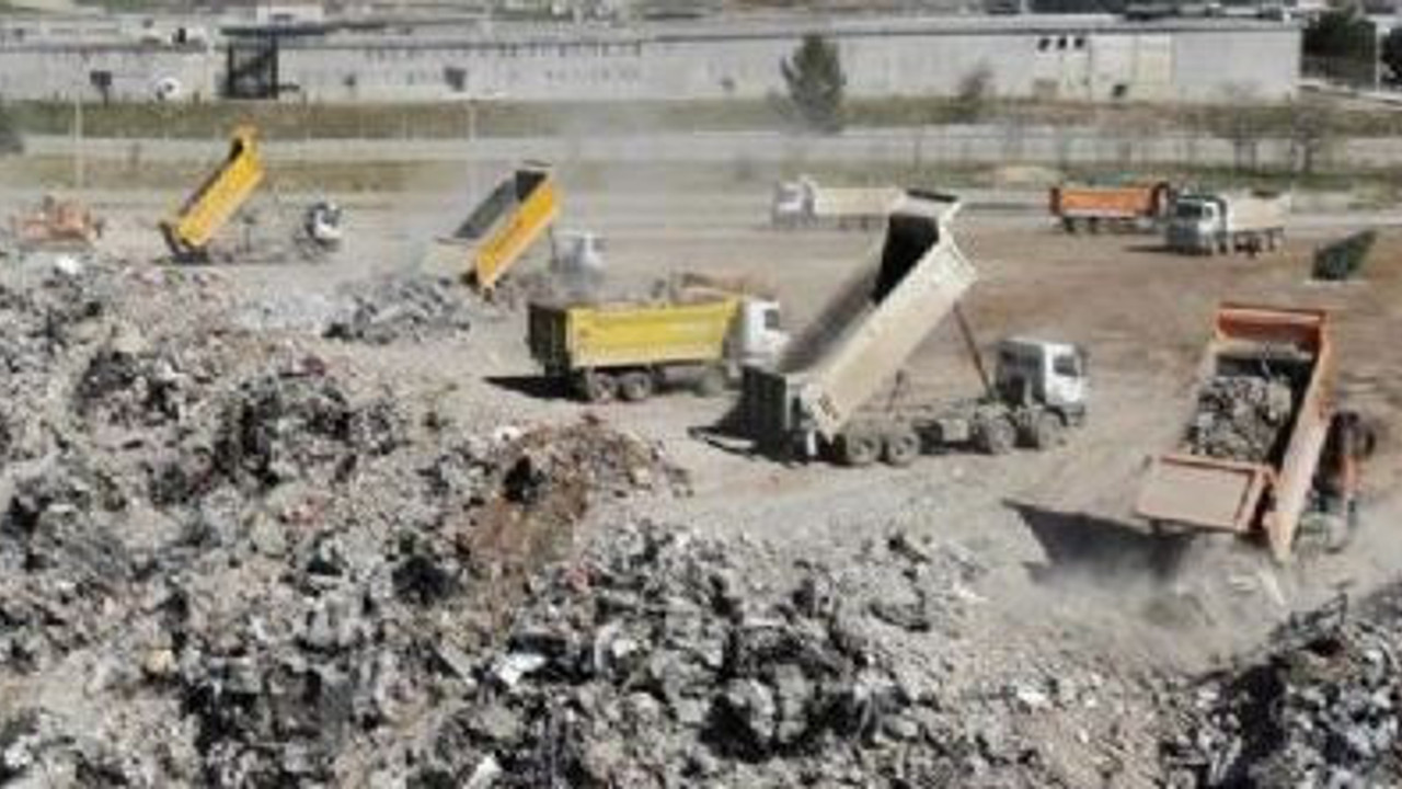 Deprem enkazın döküldüğü dere moloz dağına dönüştü