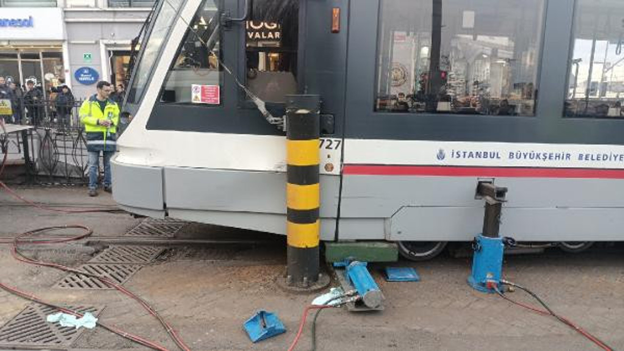 Sirkeci'de aynı yerde tramvay yeniden raydan çıktı
