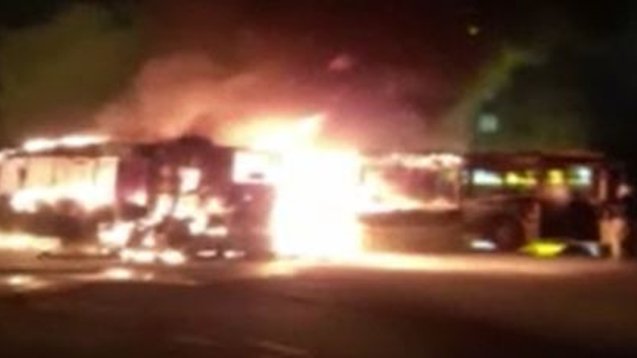 Tuzla’da belediye otobüsleri yandı