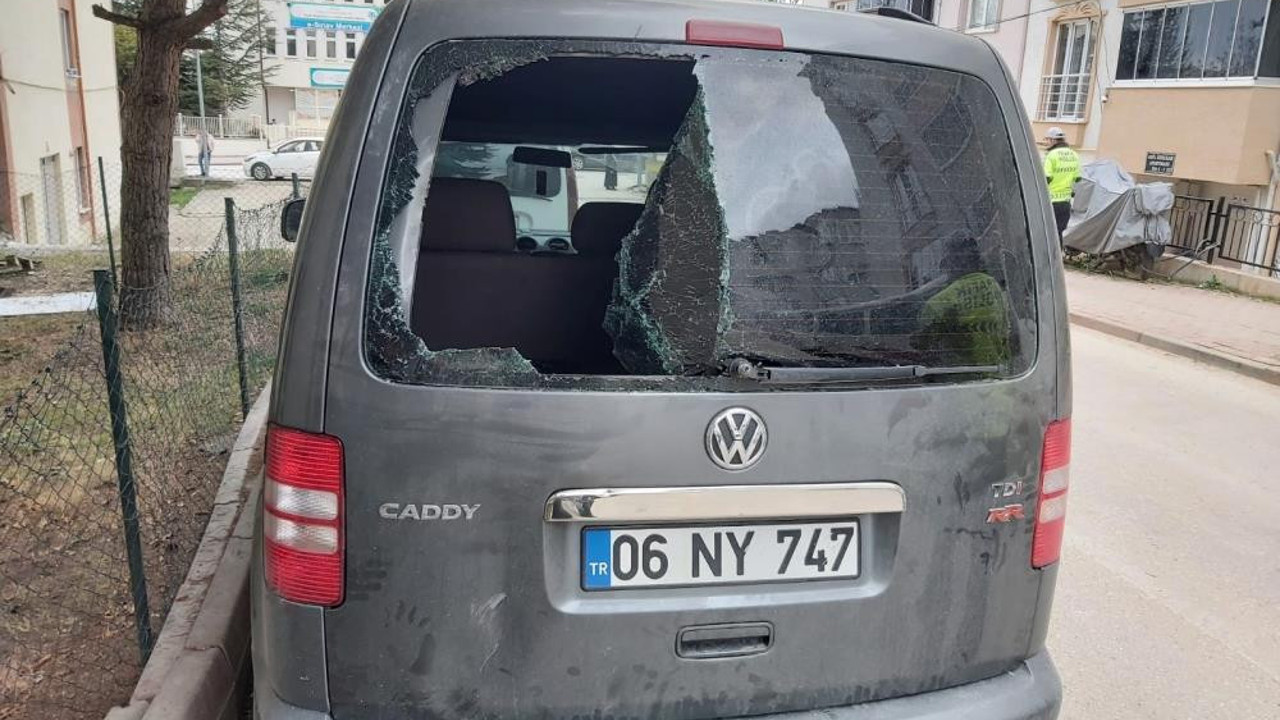 Park halindeki aracın arka camına çarptı. Motosiklet sürücüsü ağır yaralandı