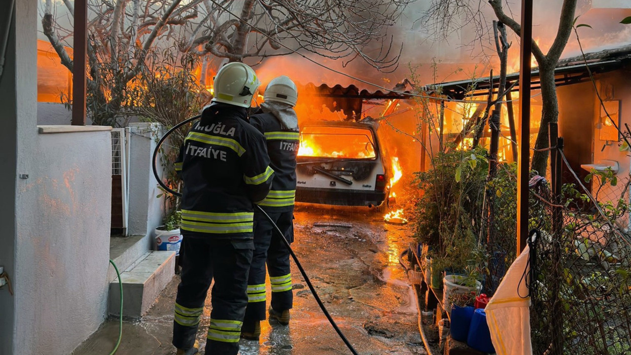 Park halindeki araç alev alev yandı