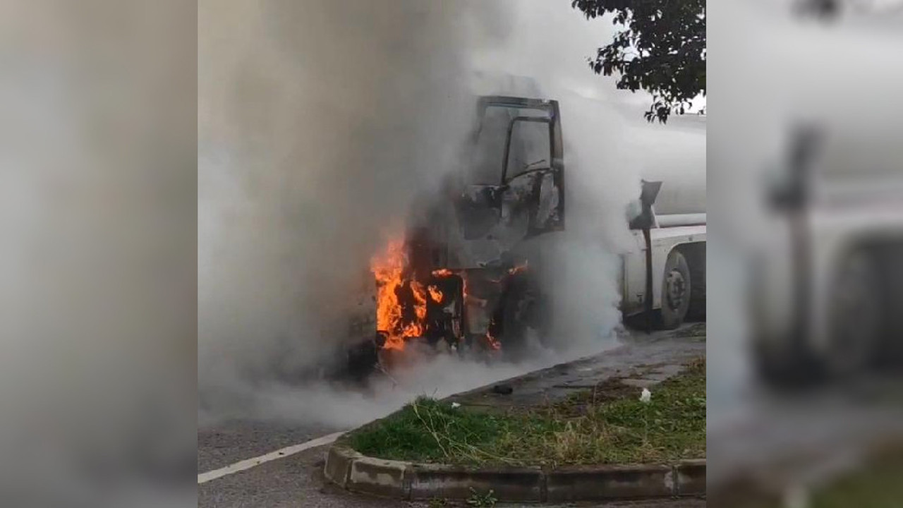 Madeni yağ yüklü tanker alev alev yandı