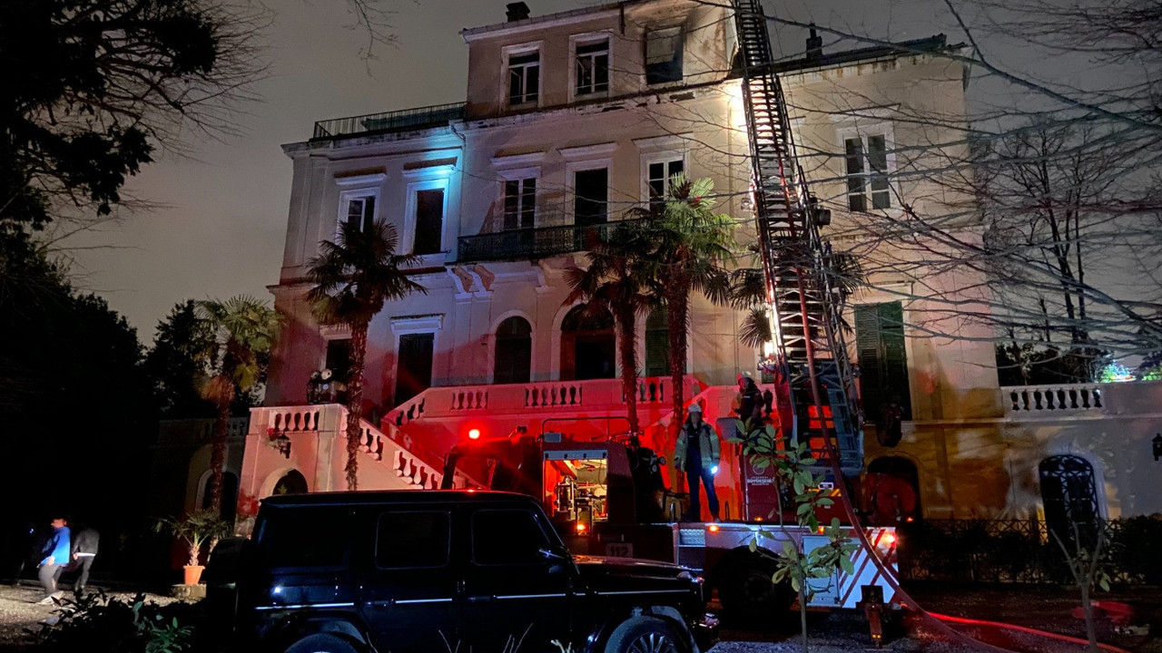 Sarıyer’de 3 katlı köşkte yangın