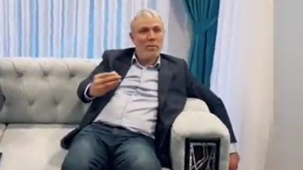 Mehmet Ali Ağca bir grupla beraber ortaya çıktı. Bir sürü kişi ayakta koruma yaptı