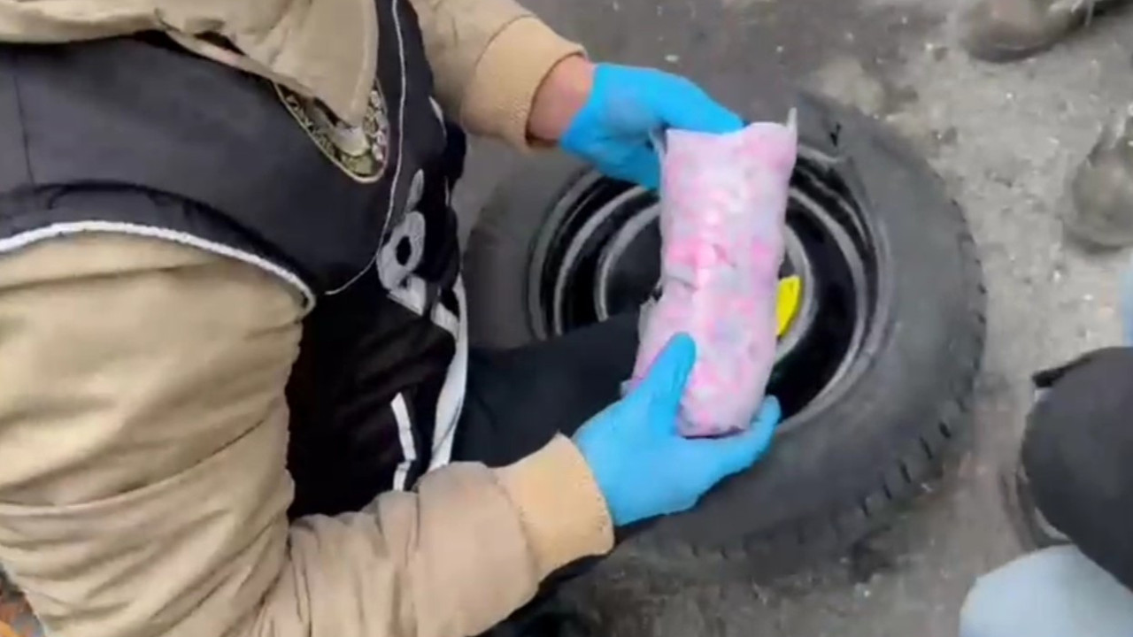Otomobil lastiğine gizlenmiş binlerce uyuşturucu madde ele geçirildi