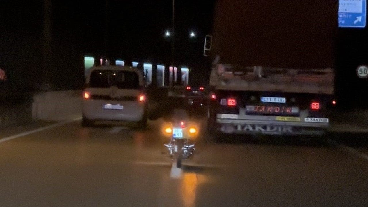 Motosikletin üzerinde tehlikeli yolculuk