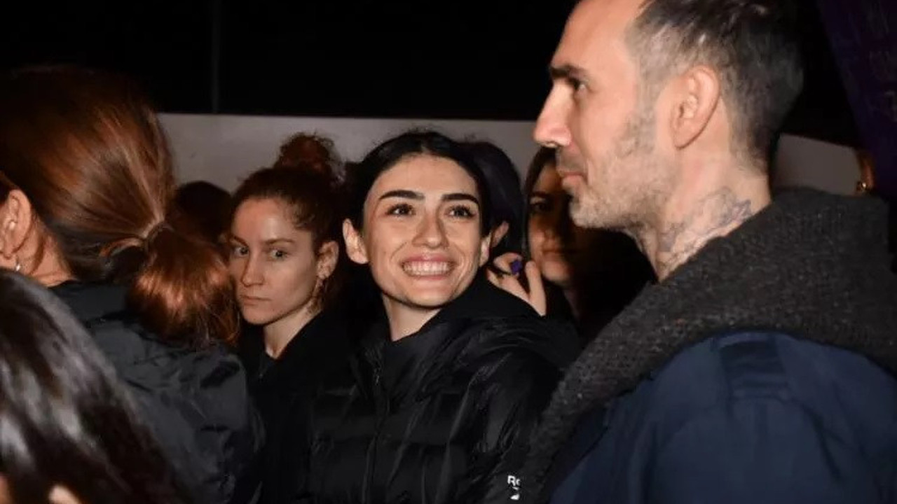 Hazar Ergüçlü Kadınlar Günü yürüyüşünde bir erkekle yakalandı. Bakışları olay oldu