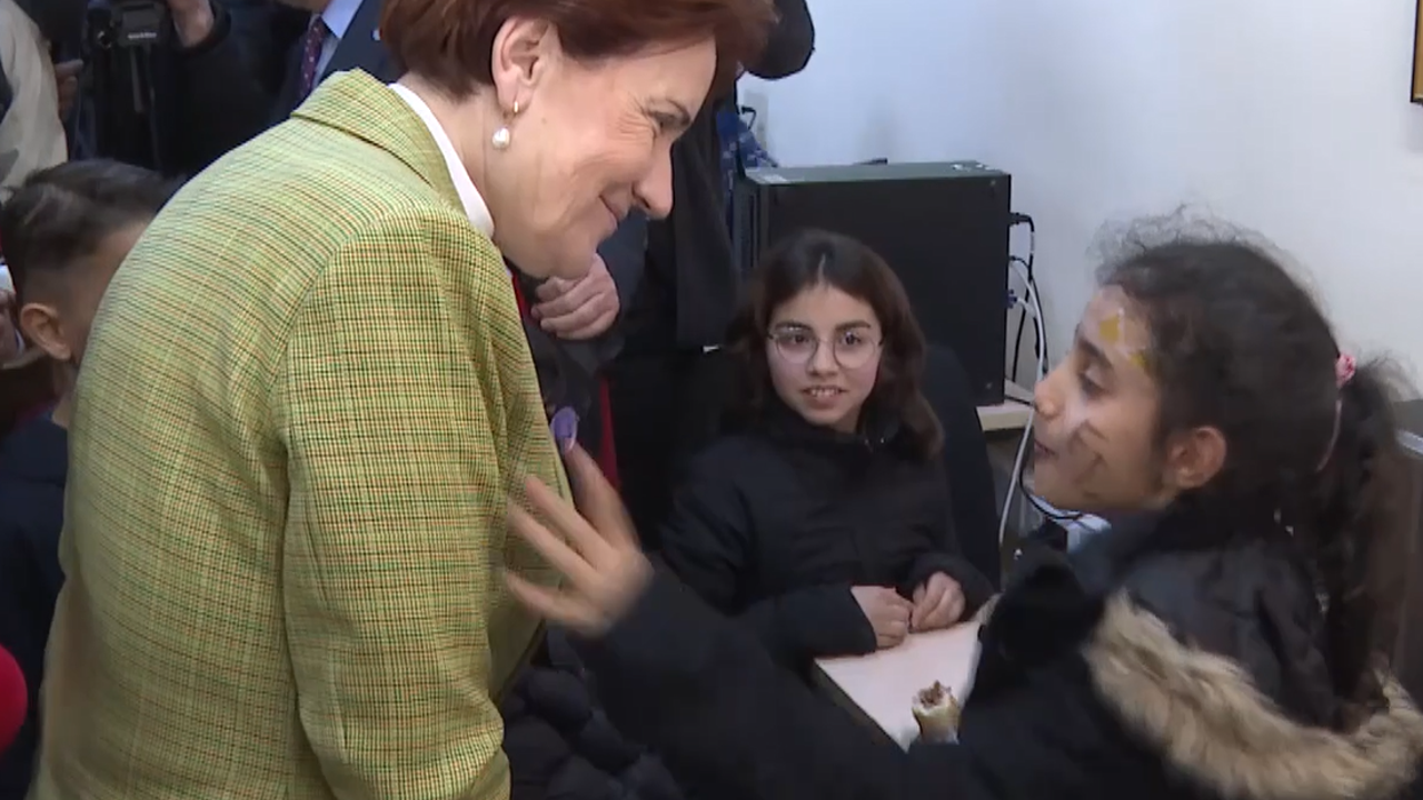 Meral Akşener depremzede çocukla ebelemece oynadı
