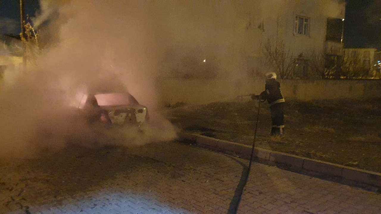 Park halindeki otomobil alev aldı (10 Mart 2023)