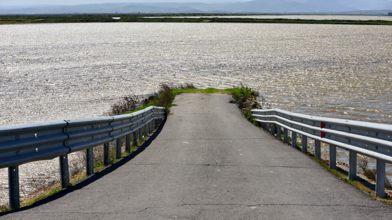 1975'te kurutulan göl depremden sonra yeniden doğdu. Yollar su altında kaldı