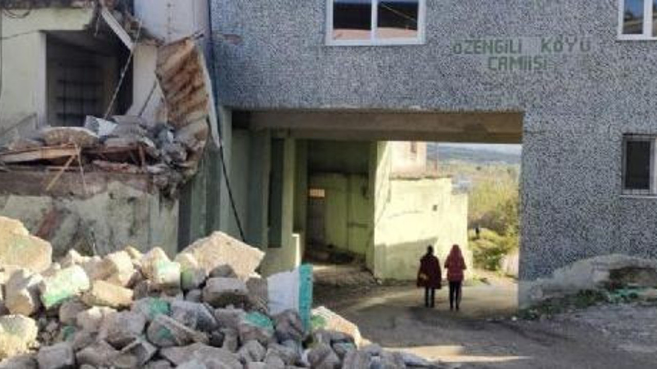 Yolun üstüne cami yaptılar