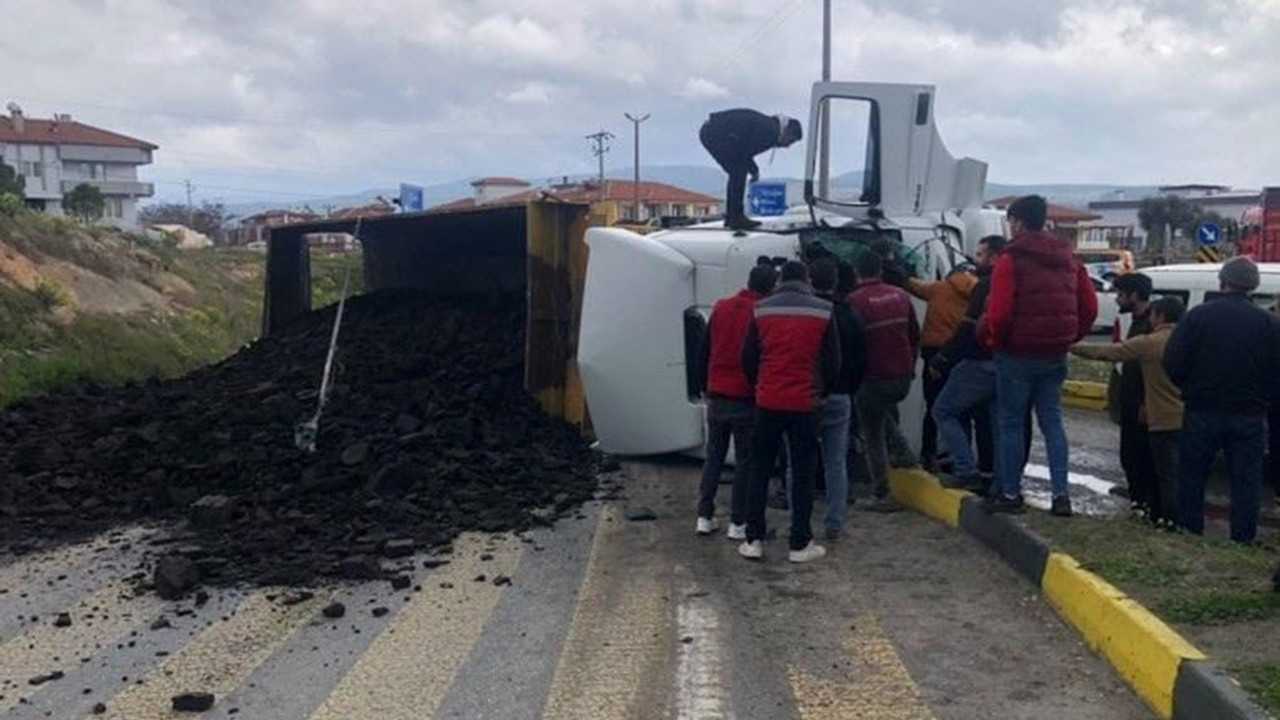 Kömür yüklü kamyonun devrilmesiyle yol trafiğe kapandı