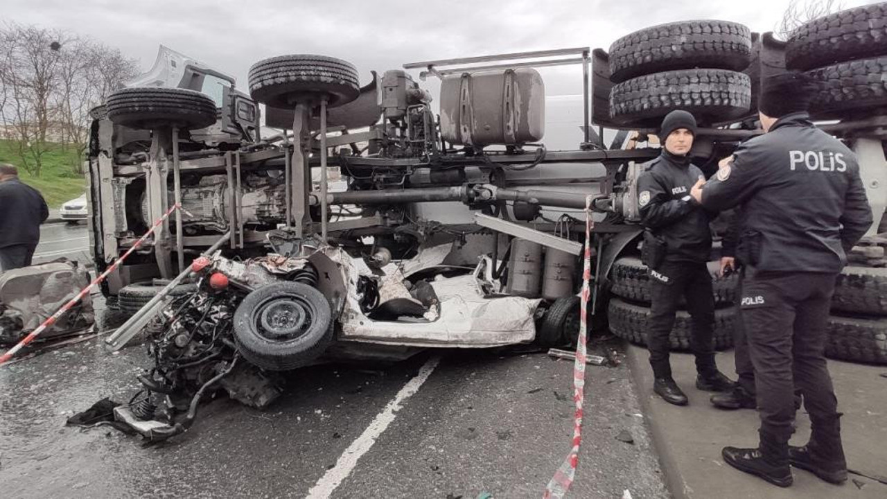 Beton mikseri aracın üzerine devrildi