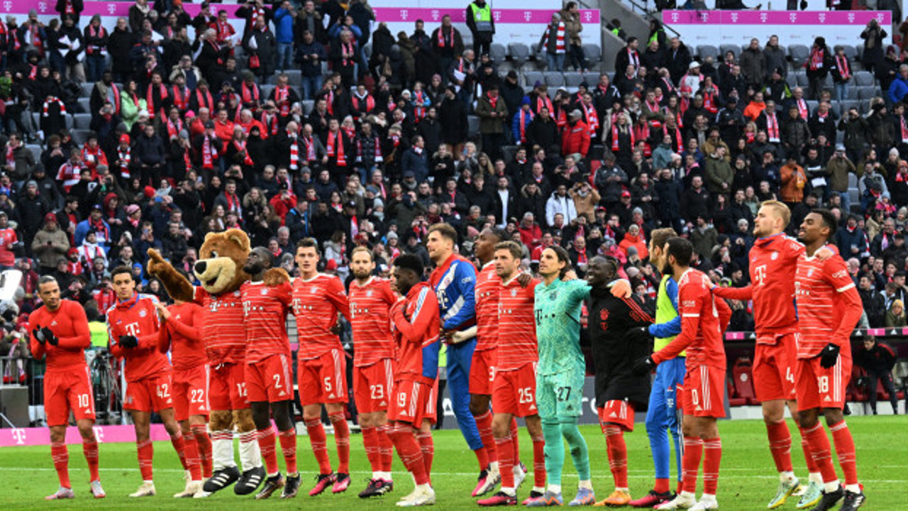 Bayern Münih Ausburg maçında inanılmaz skor. Berisha 2 gol attı