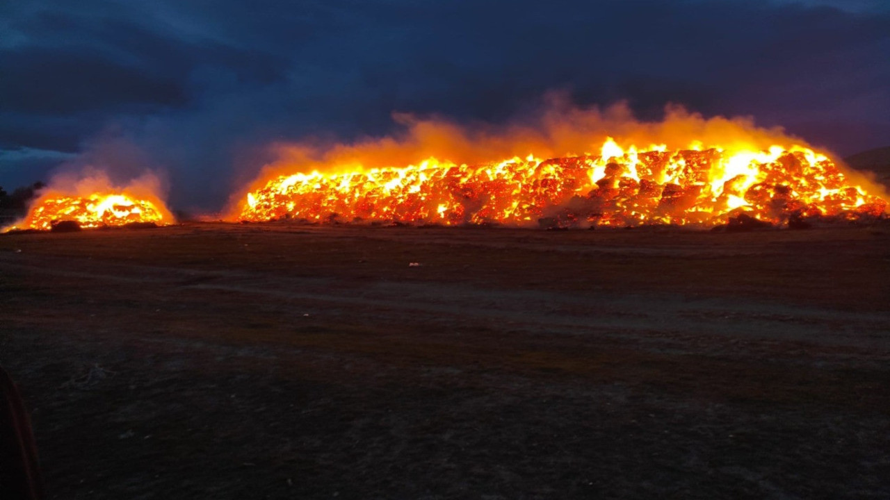Konya'da tarla yangını: 2 bin fiğ ve 800 ton yonca balyası kül oldu