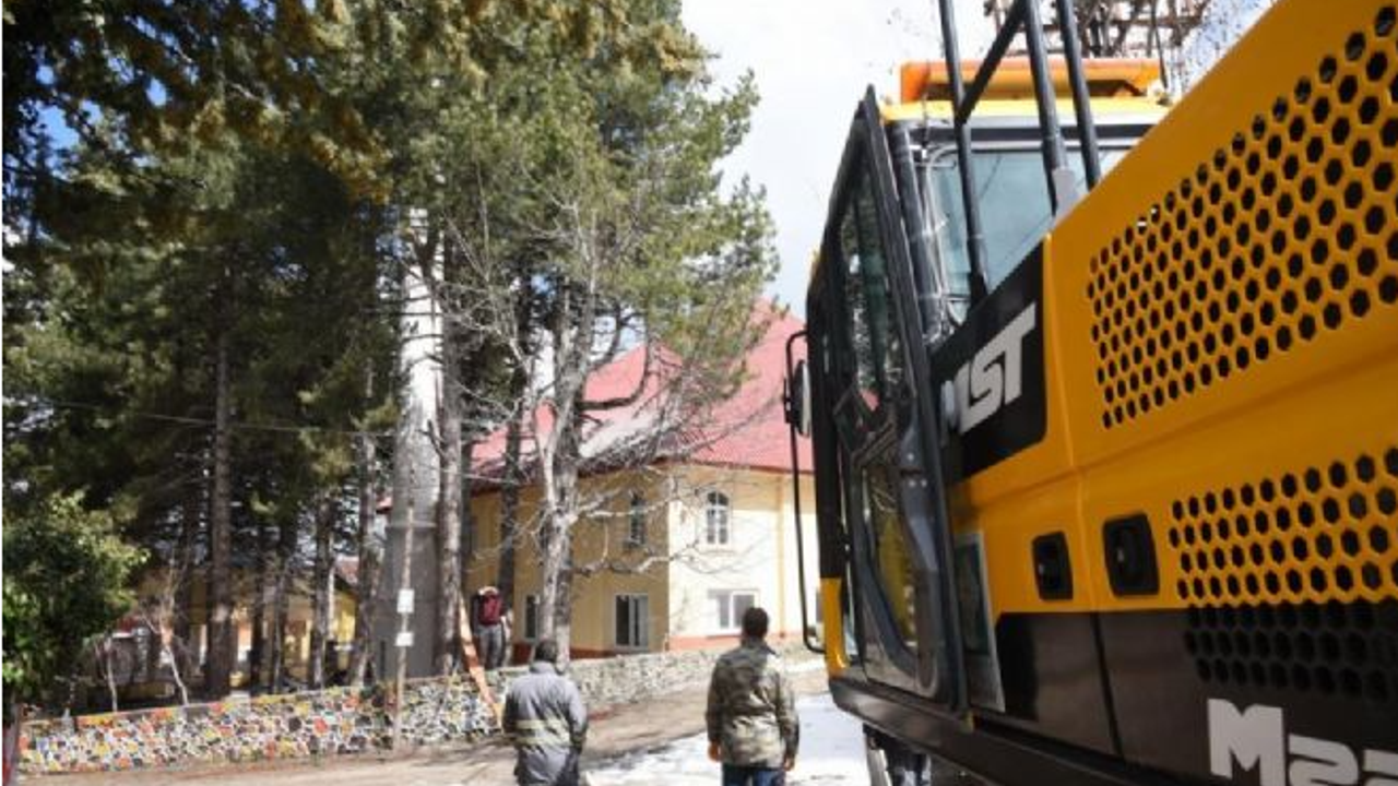 Depremde ağır hasar alan camiye kontrollü yıkım